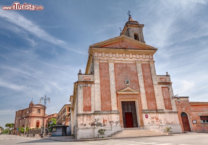 Immagine Edifici religiosi a Longiano, Emilia Romagna, Italia.  La chiesa parrocchiale di Longiano con il santuario francescano del SS. Crocifisso sullo sfondo - © ermess / Shutterstock.com