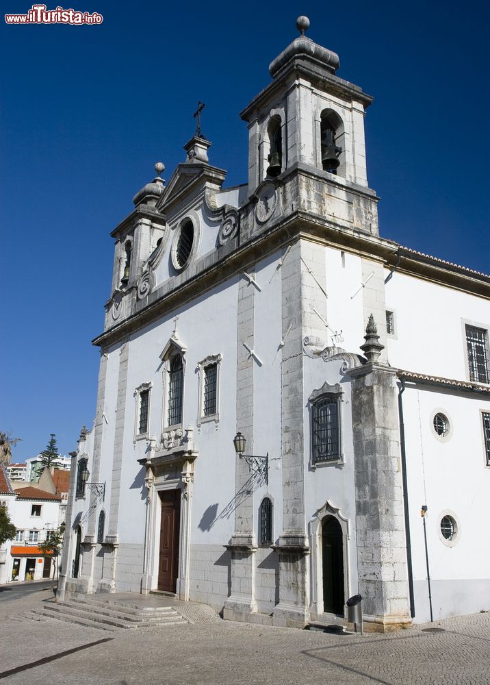 Immagine La chiesa parrocchiale di Oeiras, Portogallo. L'edificio sacro con le due torri campanarie venne costruito nel XVIII° secolo.