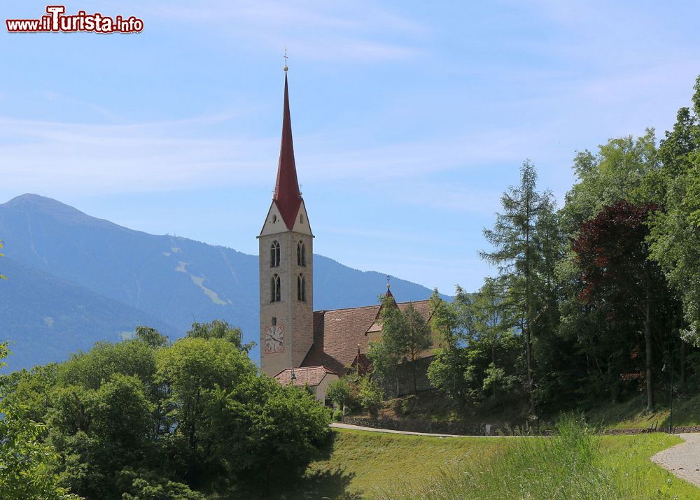Immagine La Chiesa Parrocchiale di San Giorgio a Varna in Trentino Alto Adige - © Oliver Abels, CC BY-SA 4.0, Wikipedia