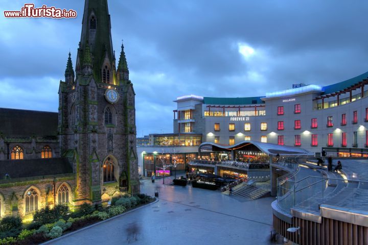 Immagine La chiesa parrocchiale di San Giorgio e lo shopping centre del Bullring a Birmingham, Inghilterra. Austera e maestosa con il suo stile gotico, la cheisa dedicata a St. George si innalza di fronte a uno dei centri commerciali più frequentati della città.  - © Mihai-Bogdan Lazar / Shutterstock.com