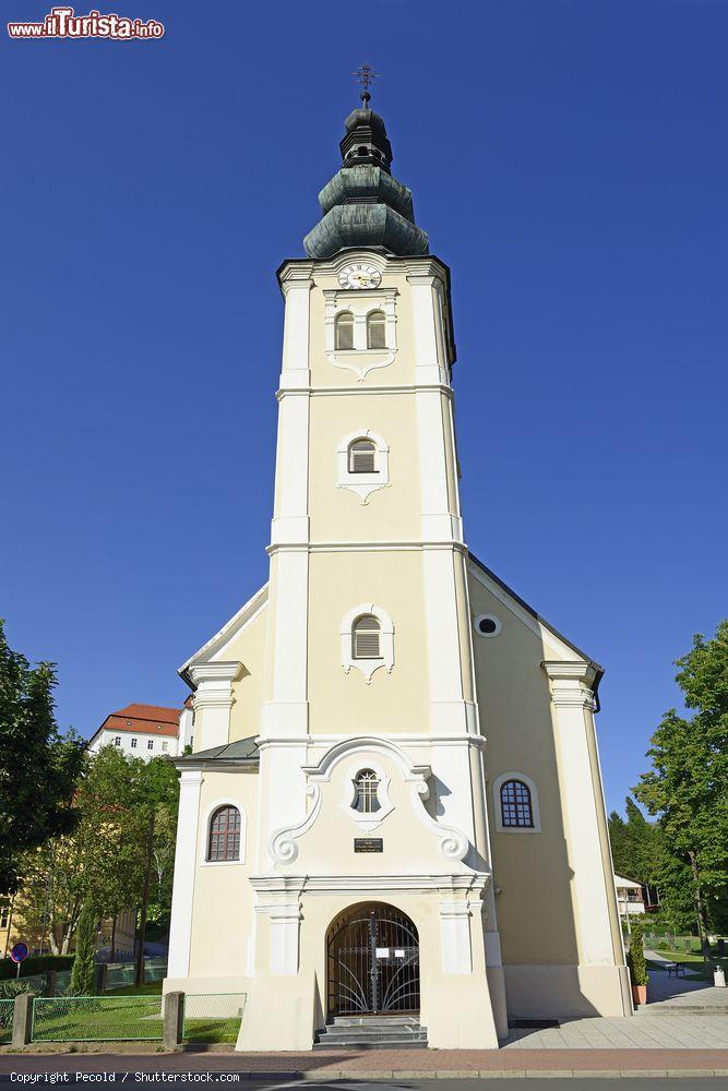 Immagine La Chiesa Parrocchiale di Santa Caterina d'Alessandria a Lendava in Slovenia - © Pecold / Shutterstock.com