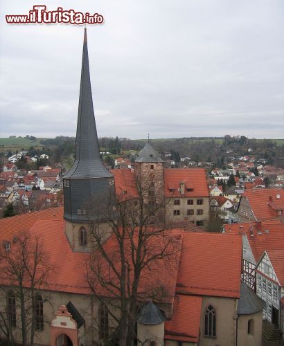 Immagine La chiesa principale della città di Schlitz, Germania - L'austera architettura del più importante edificio religioso di Schlitz su cui spicca il bel campanile grigio 