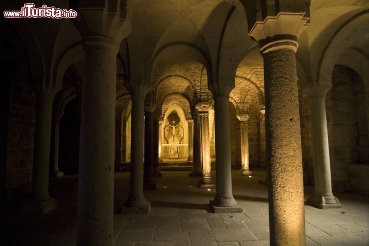 Immagine L'interno della chiesa principale di Abbadia San Salvatore in Toscana: ci troviamo nella cripta romanica - © Claudio Giovanni Colombo / Shutterstock.com