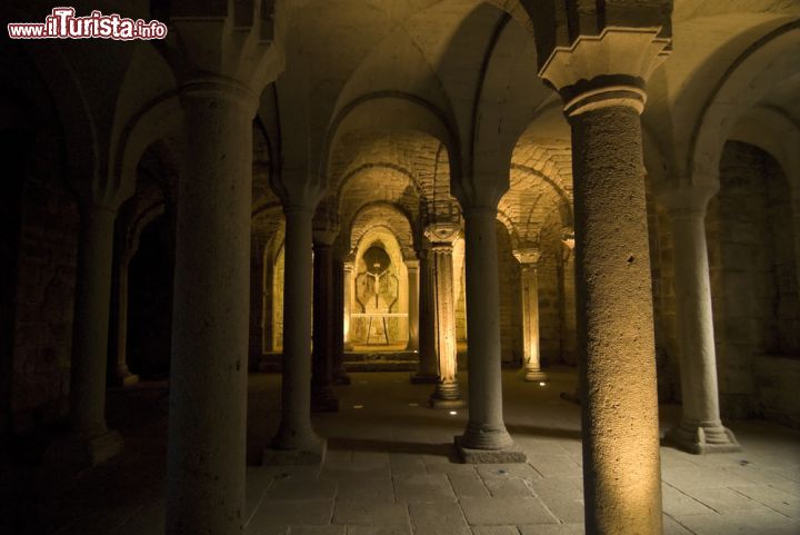 Immagine L'interno della chiesa principale di Abbadia San Salvatore in Toscana: ci troviamo nella cripta romanica - © Claudio Giovanni Colombo / Shutterstock.com