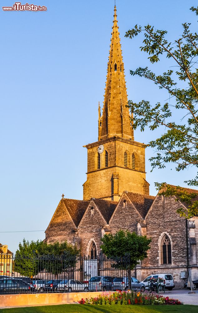 Immagine La chiesa principale di Meursault al tramonto, siamo in Borgogna, in Francia