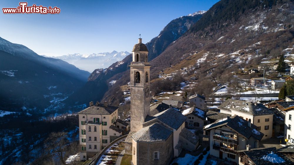 Immagine La chiesa riformata di San Lorenzo nel borgo di Soglio, Svizzera. Edificio religioso barocco con finestre romaniche, venne costruito prima del 1354. Da segnalare il campanile con il coronamento ottagonale.