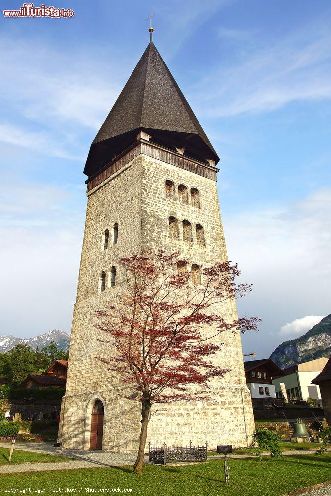 Immagine La chiesa riformata di San Michele a Kapellen, Meiringen, Svizzera. La cittadina è nota per trovarsi nei pressi delle famose cascate di Reichenbach - © Igor Plotnikov / Shutterstock.com