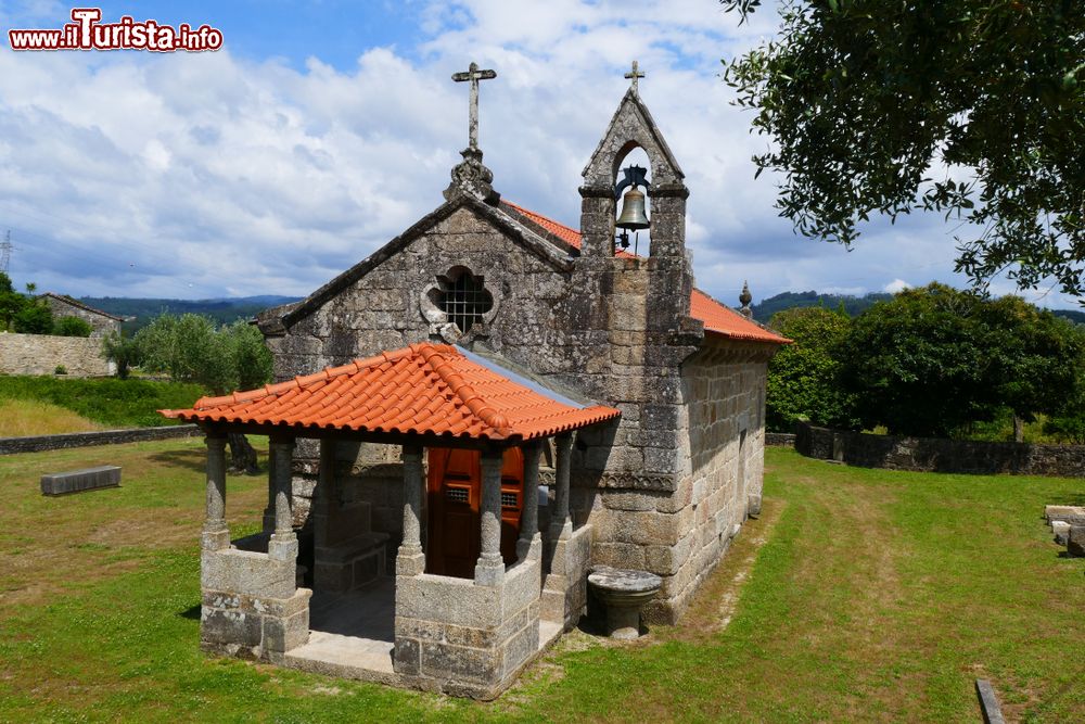 Immagine La chiesa romanica di Saint Martin nel villaggio di Balugaes, nei pressi di Barcelos, nord del Portogallo. Questo edificio religioso venne consacrato nell'XI° secolo.