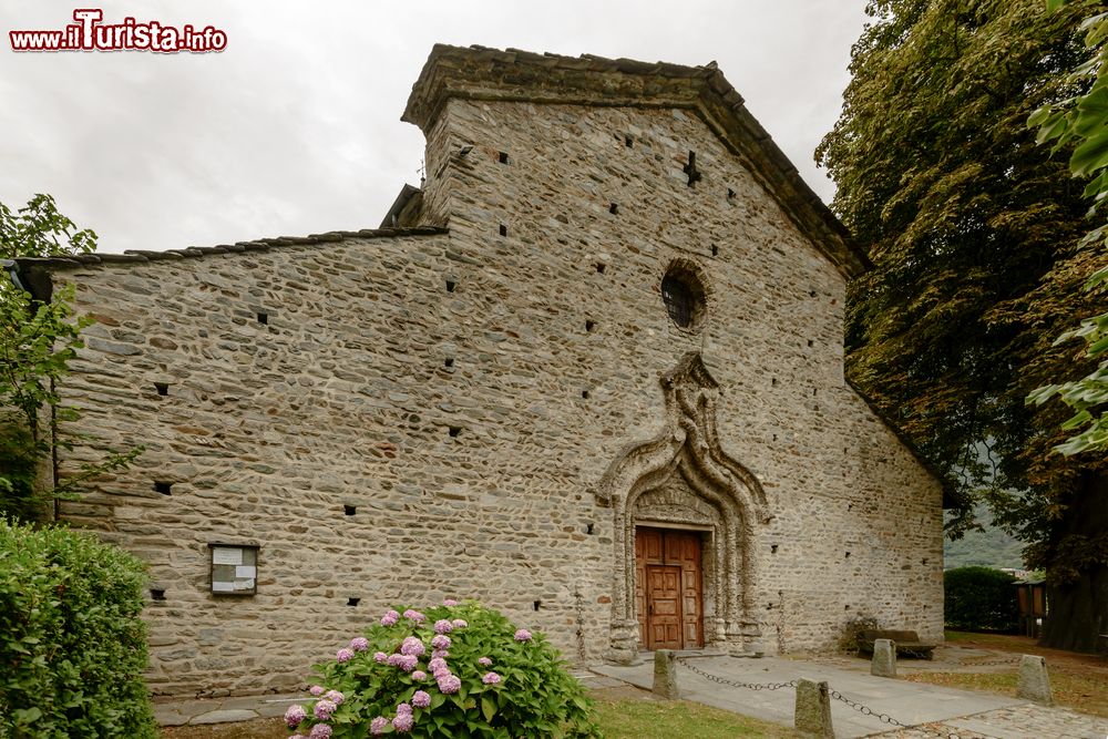 Immagine La chiesa romanica di San Martin ad Arnad, borgo della Valle d'Aosta