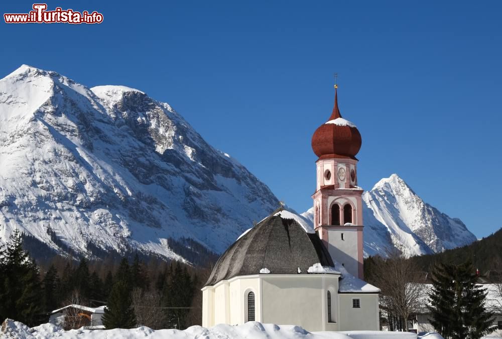 Immagine La chiesa simbolo di Leutasch fotografata in inverno (Tirolo)