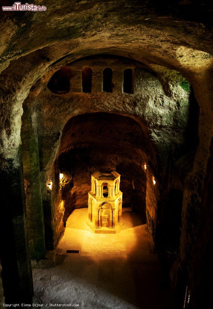 Immagine La chiesa sotterranea di Aubeterre-sur-Dronne, Francia: scavata nel VII° secolo, venne poi ampliata 5 secoli più tardi - © Elena Dijour / Shutterstock.com