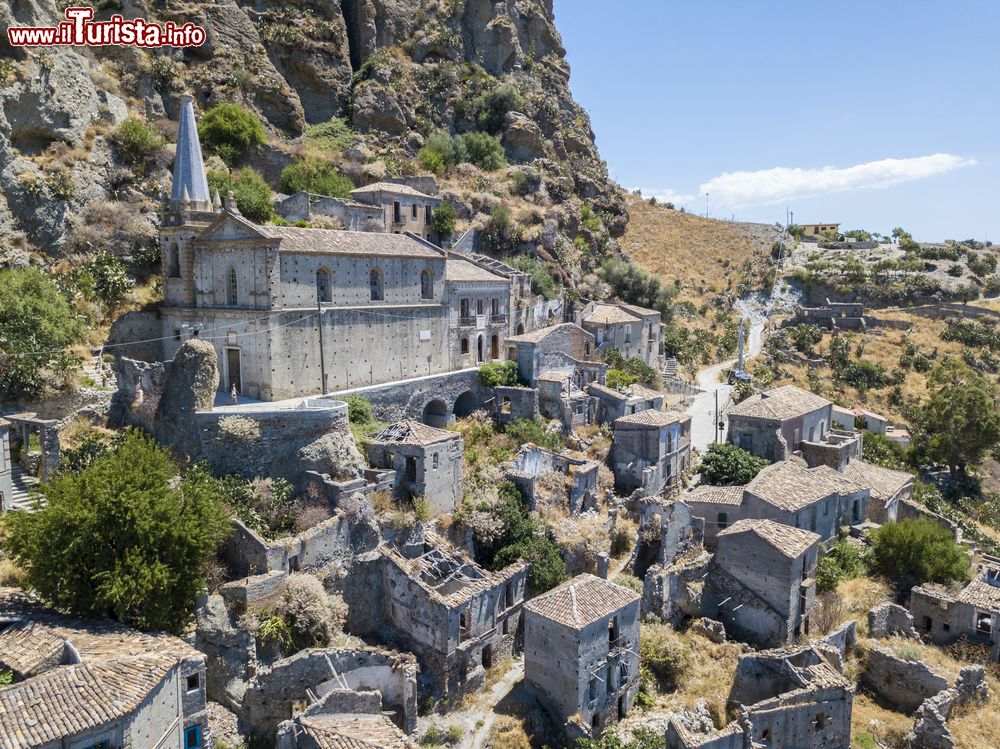 Immagine La Chiesa sul monte Calvario nel borgo di Pentedattilo in Calabria