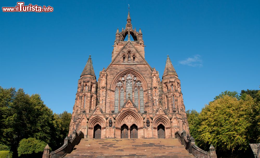 Immagine La chiesa Thomas Coats a Paisley, Scozia, UK. Finanziata da un industriale tessile, alla costruzione di questa chiesa in arenaria rossa, in stile neogotico, hanno partecipato generazioni di scalpellini.