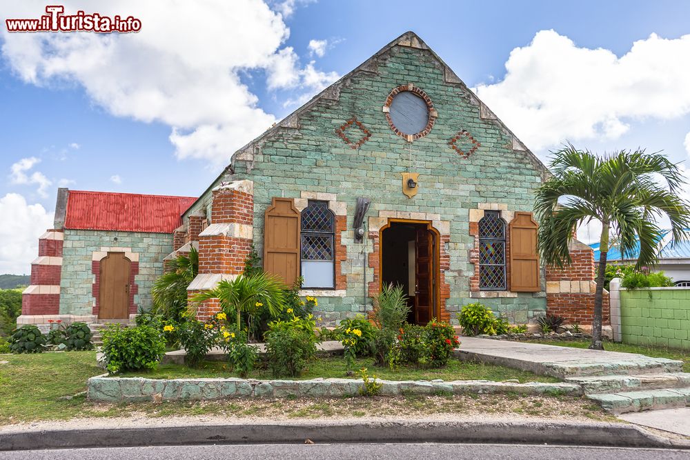 Immagine La chiesetta anglicana di St. Barnabas, Antigua e Barbuda. La semplice architettura con cui è stato progettato questo luogo di culto è caratterizzata dai mattoni color verde acqua che sembrano quasi voler richiamare la trasparenza del Mare dei Caraibi.