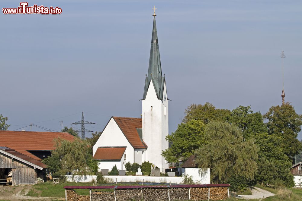 Immagine La chiesetta dei Santi Pietro e Paolo a Kirchbichl, un grazioso villaggio nei dintorni di Bad Tolz, Germania.