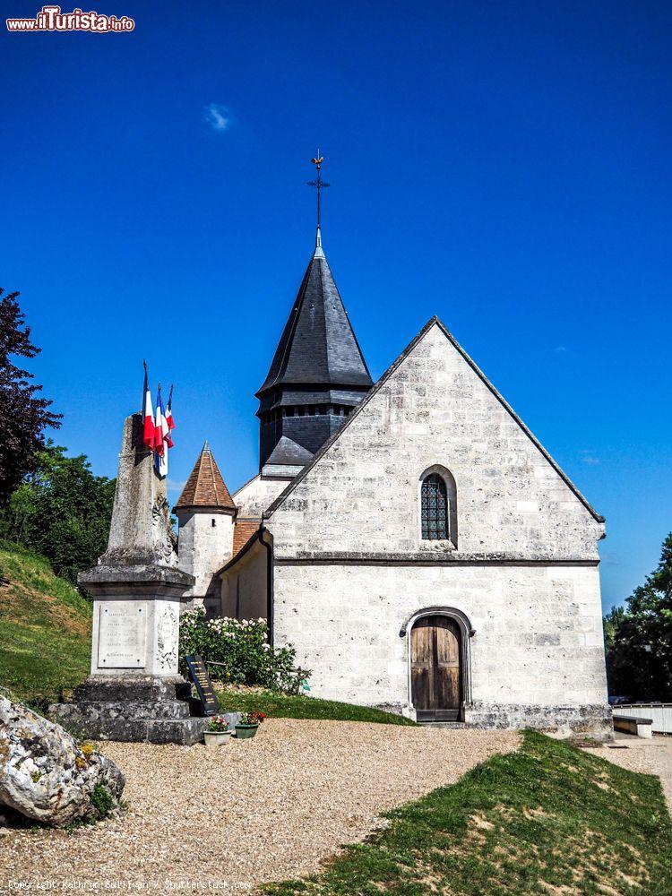 Immagine La chiesetta del villaggio di Giverny, Francia, paese dove visse e morì il pittore impressionista Claude Monet. Siamo in Normandia, nel dipartimento dell'Eure - © Kathryn Sullivan / Shutterstock.com