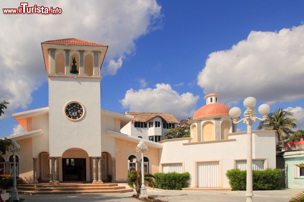 Immagine La chiesetta del villaggio di Puerto Morelos sulla Riviera Maya, Messico.