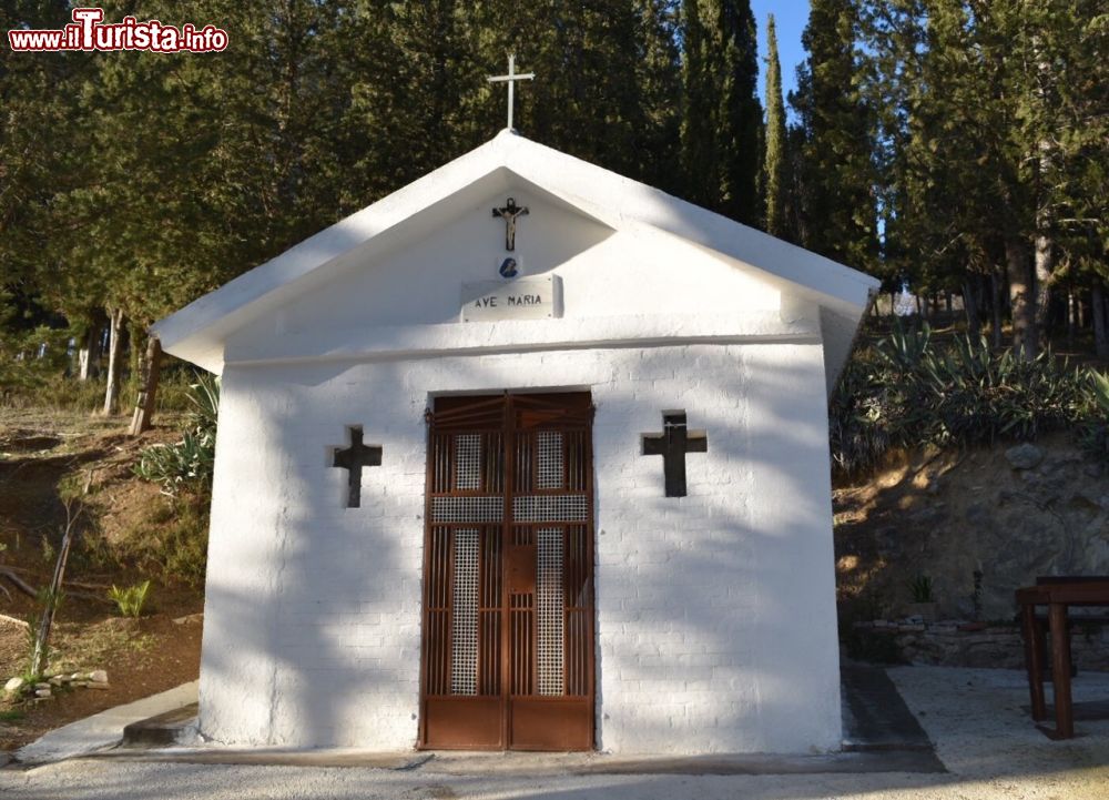 Immagine la Chiesetta della Madonna in contrada Difesa a Tolve in Basilicata - © Maria rosaria caputo, CC BY-SA 4.0, Wikipedia