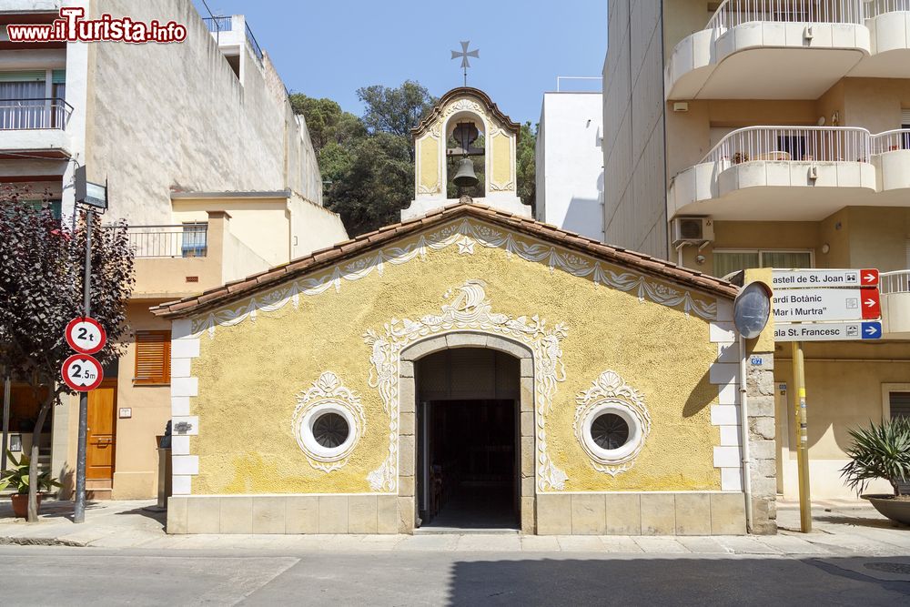 Immagine La chiesetta della Speranza a Blanes, Costa Brava, Spagna. La graziosa facciata dipinta di giallo e decorata in bianco dell'edificio religioso di Blanes.