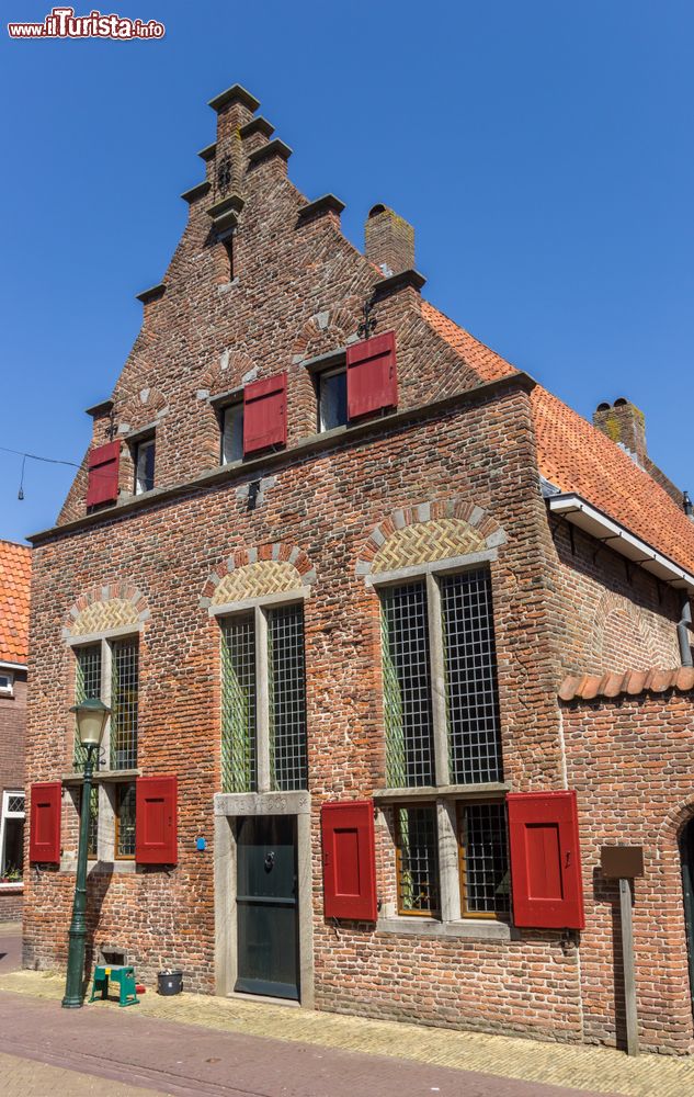 Immagine La chiesetta dello Spirito Santo a Hasselt, Belgio. Costruita in mattoni, ha le persiane color rosso.