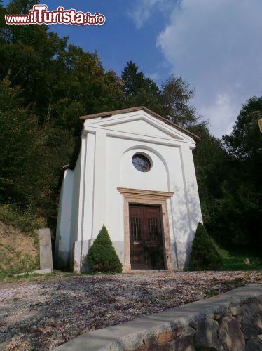 Immagine La chiesetta di frazione Quaras, Segonzano (Trentino Alto Adige). Appena al di fuori di questo piccolo centro abitato sorge una cappella dedicata al Sacro Cuore di Gesù costruita fra il 1920 e il 1924.