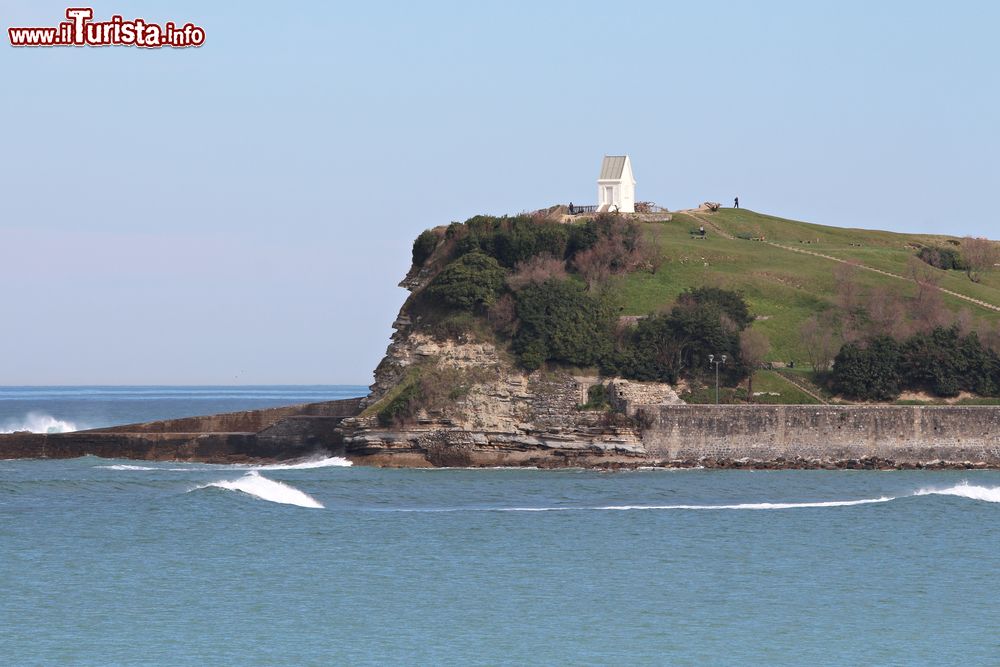 Immagine La chiesetta di Point Sainte Barbe a Saint-Jean-de-Lu, Nuova Aquitania, Francia. 