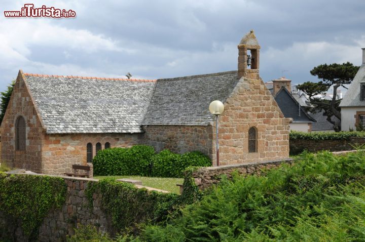 Immagine La chiesetta di Saint Guirec nell'ex villaggio di pescatori di Ploumanac'h, Francia
