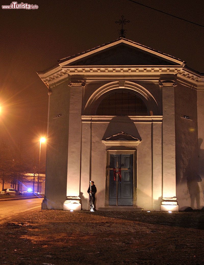 Immagine La Chiesetta di San Francesco in notturna a Mariano Comense in Lombardia - © EliOrni, CC BY-SA 3.0, Wikipedia