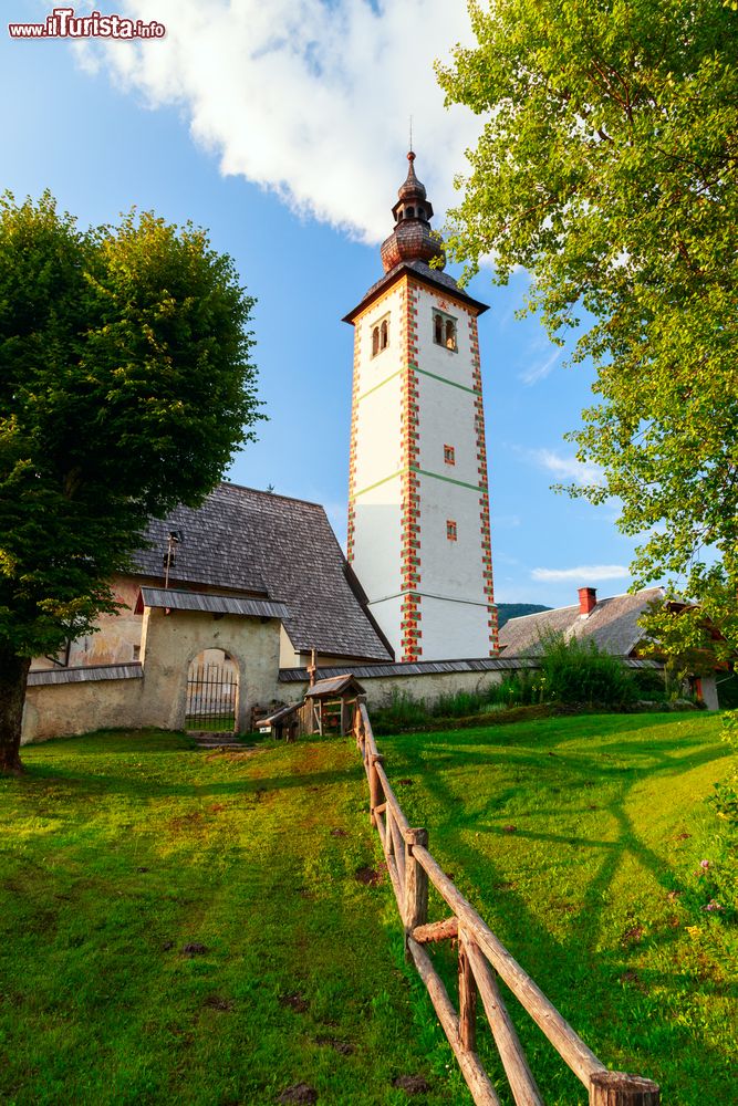 Immagine La chiesetta di San Giovanni Battista nel villaggio di Ribchev Laz nei pressi del lago di Bohinj, Slovenia. Questo edificio religioso in stile romanico è uno delle principali attrazioni del piccolo borgo di Ribchev Laz, non distante da Bohinj.