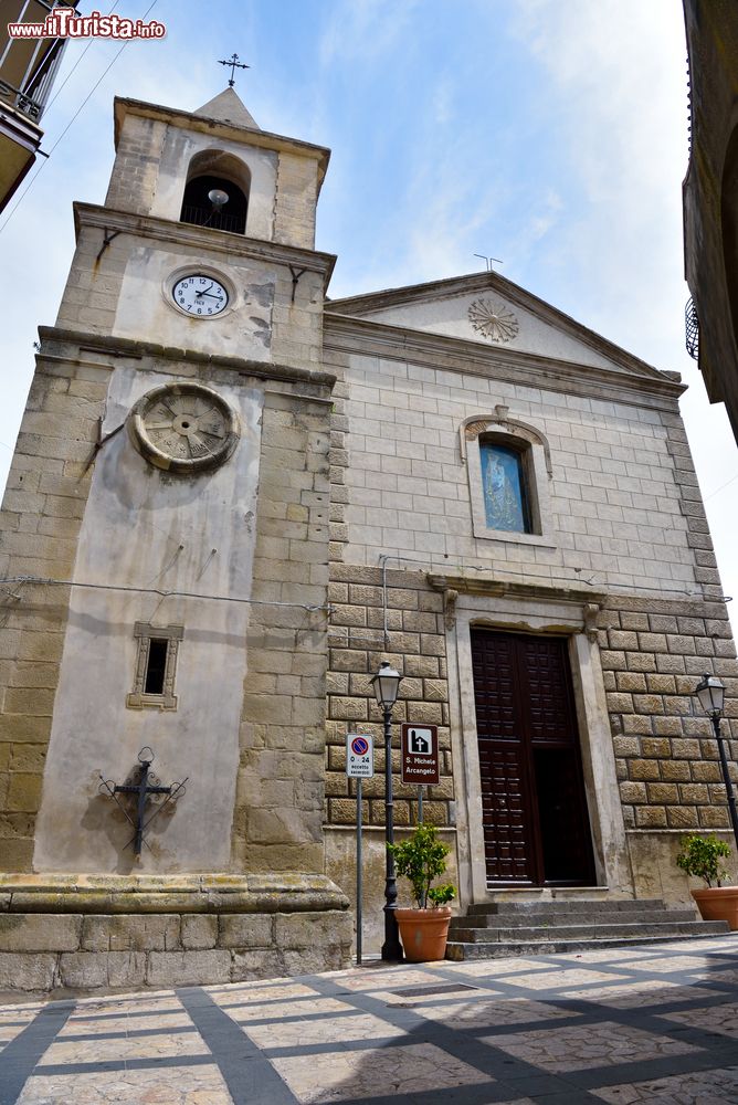 Immagine La chiesetta di San Michele Archangelo nel borgo di Motta Camastra, Messina, Sicilia. L'edificio religioso è dedicato al santo patrono del piccolo Comune di circa 800 abitanti.