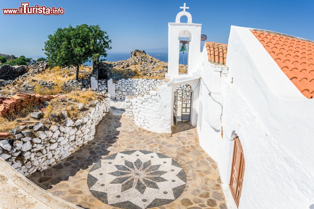 Immagine La chiesetta di San Michele nei pressi del villaggio di Emporios sul bordo di un vulcano, isola di Nisyros, Grecia. Questo borgo interno dell'isola è collegato a Paloi, villaggio di pescatori, da una carrozzabile.