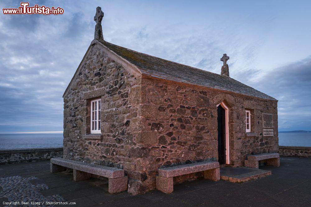 Immagine La chiesetta di San Nicola nel villaggio di St. Ives al tramonto, Cornovaglia, Regno Unito - © Daan Kloeg / Shutterstock.com