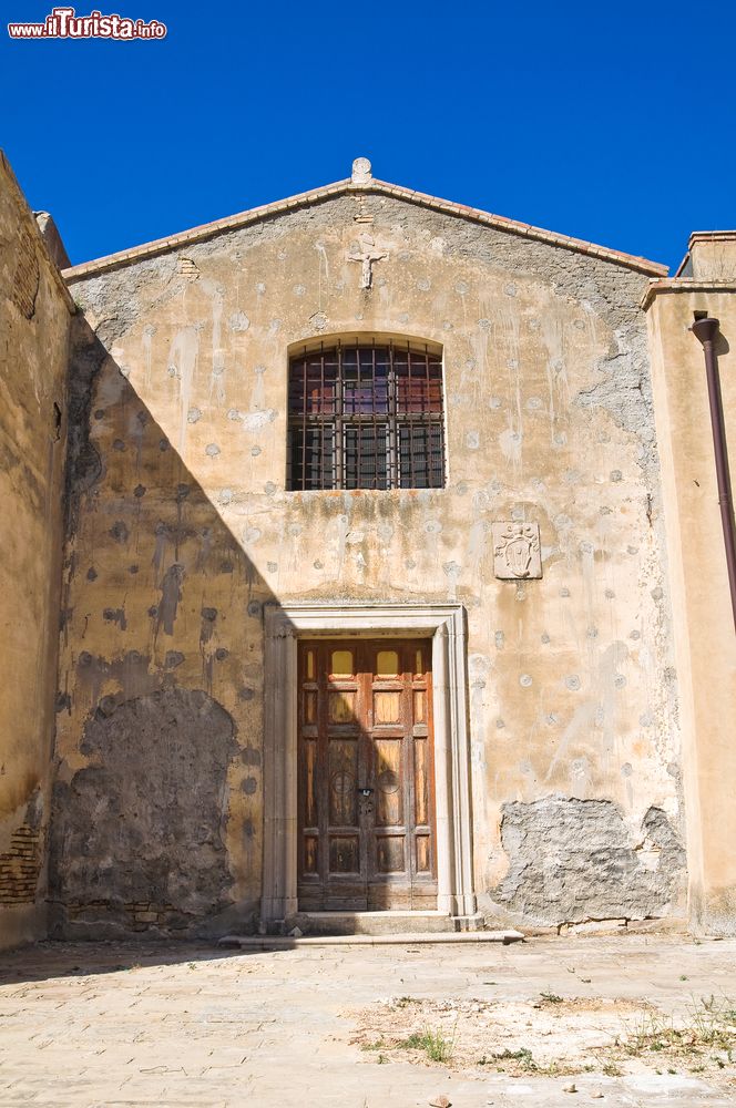 Immagine La chiesetta di San Pietro a Craco, Matera, Basilicata. Fra i monumenti e i luoghi che i turisti visitano in questo borgo abbandonato c'è anche la graziosa chiesa dedicata a San Pietro.