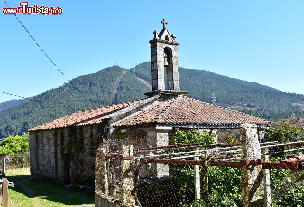 Immagine La chiesetta di San Xes de Francelos a Ribadavia, Spagna. Questa piccola cappella visigota apparteneva a un antico monastero medievale oggi scomparso.