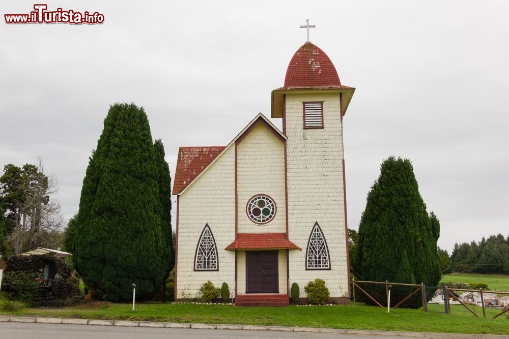 Immagine La chiesetta di Santa Cruz a Puerto Varas, Cile, in una giornata nuvolosa.