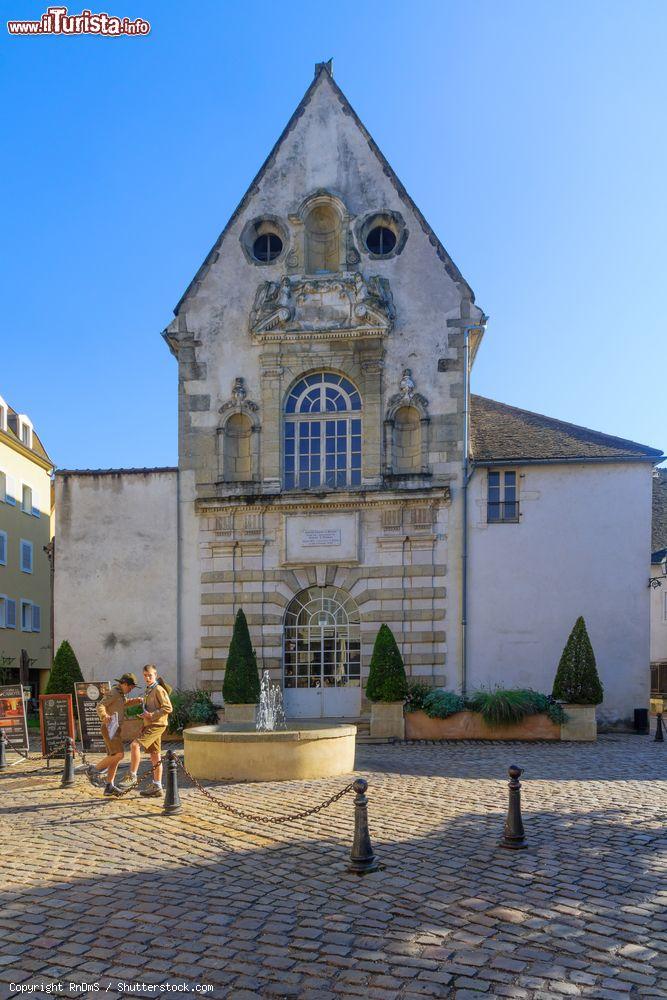 Immagine La chiesetta di Santo Stefano in piazza Ziem a Beaune, Francia, con boy scouts che vendono calendari - © RnDmS / Shutterstock.com