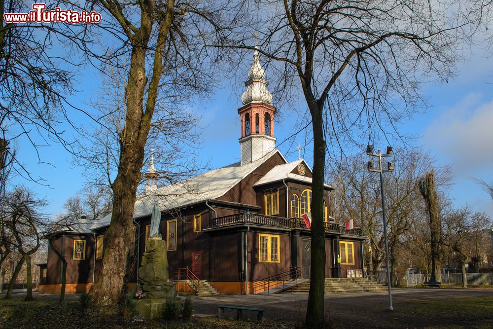 Immagine La chiesetta in legno nella città di Lodz, Polonia.