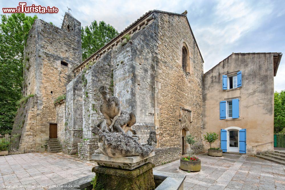 Immagine La chiesetta in pietra grigia di Notre Dame de Saint Veran a Fontaine de Vaucluse, Francia - © Krisztian Juhasz / Shutterstock.com