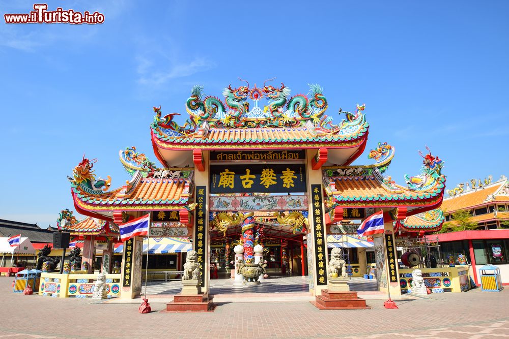 Immagine La Chinatown presso il parco Heaven Dragon Shrine a Suphan Buri in Thailandia.