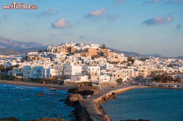 Immagine Veduta della Chora di Naxos, Grecia - Si affaccia sul porto la Chora, ovvero la città di Naxos. Lungo la banchina vi è una passeggiata che volge lo sguardo alla marina da dove partono le escursioni per le gite verso le isole vicine © Alberto Loyo / Shutterstock.com