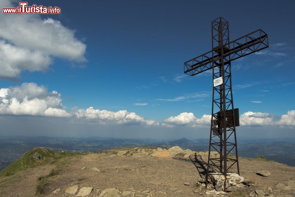 Immagine la cima del monte Ventasso che domina Ramiseto