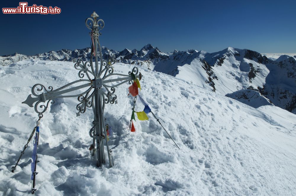 Immagine La cima innevata del monte Corno Stella con la croce in ferro, Alpi Orobie (Bergamo).