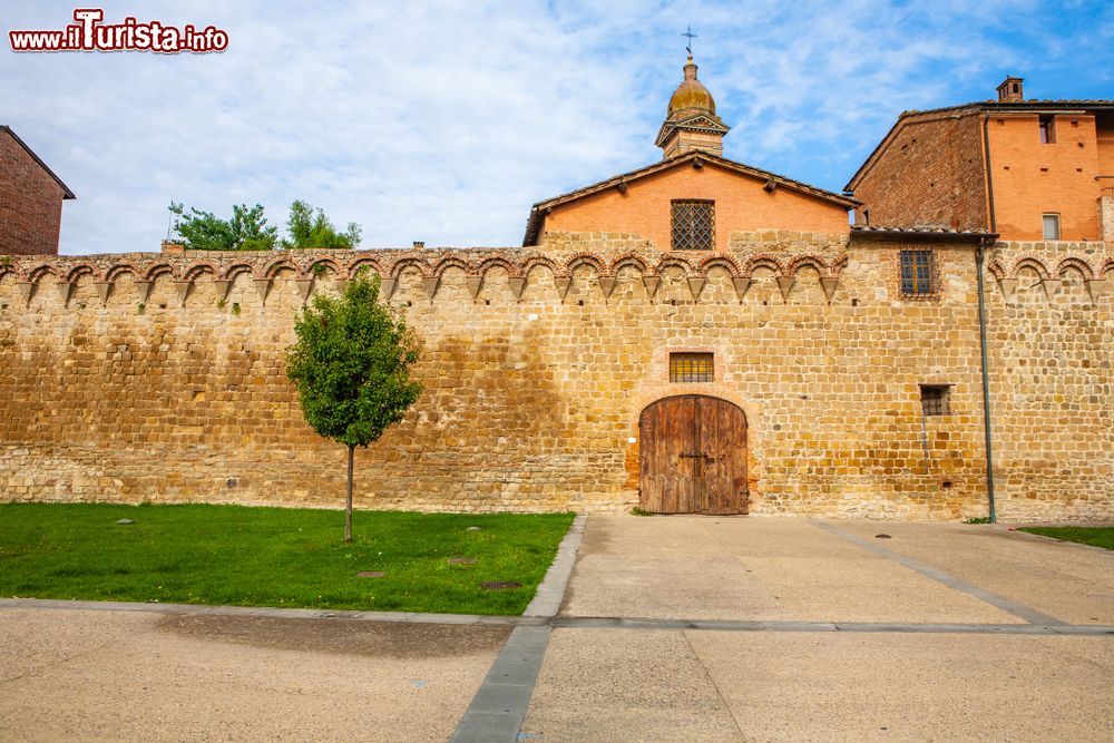 Immagine La cinta muraria che avvolge il centro storico del borgo di Buonconvento in Toscana, provincia di Siena