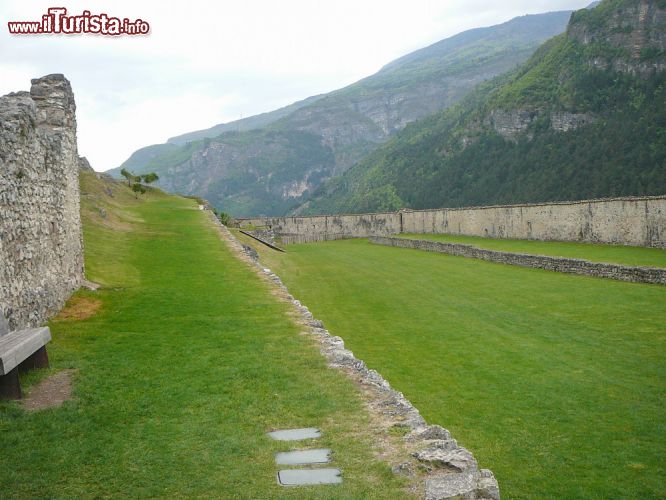 Immagine La cinta muraria di Castel Beseno, il maniero che domina la cittadina di Besenello in Trentino  - © s74 / Shutterstock.com