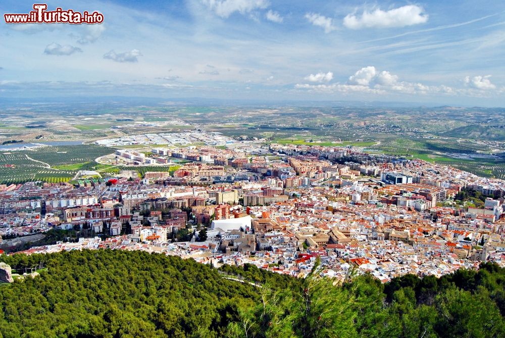 Immagine La città andalusa di Jaen, Spagna, fotografata dall'alto: è situata alle falde del Cerro de Santa Catilina e ha sullo sfondo le montagne della Sierra Morena.