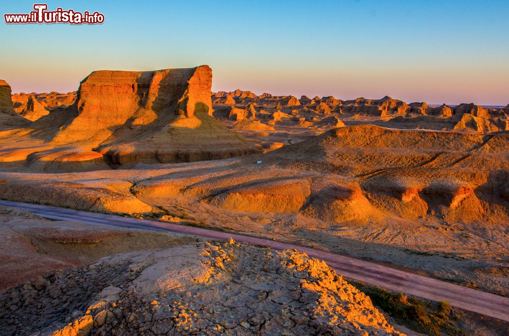 Immagine La Città del Diavolo, Mogui Cheng, Turpan (Cina). Lo spettacolare paesaggio arido di questa località nel deserto del Gobi.