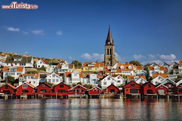 Immagine La città di Fjallbacka e le tipiche abitazioni colorate, su tutte spicca la chiesa neogotica - © Rolf E. Staerk / shutterstock.com