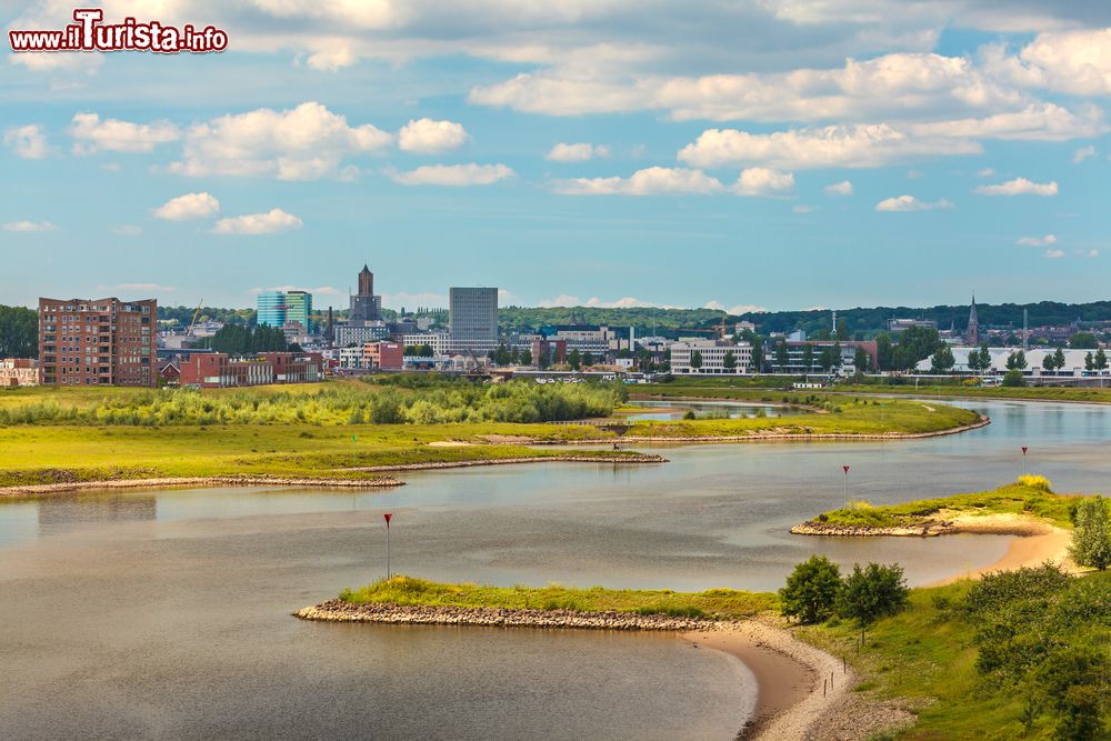 Immagine La città di Arnhem con il Nederrijn, il ramo del Reno che attraversa l'Olanda.