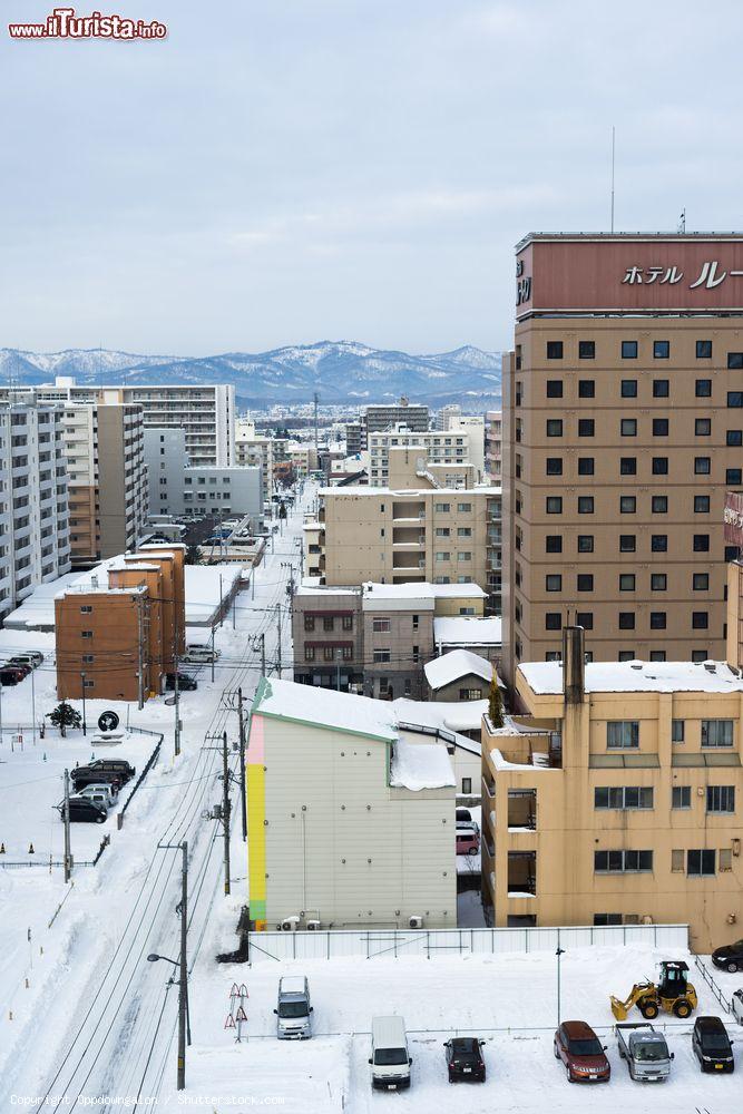 Immagine La città di Asahikawa con la neve in inverno, isola di Hokkaido, Giappone - © Oppdowngalon / Shutterstock.com