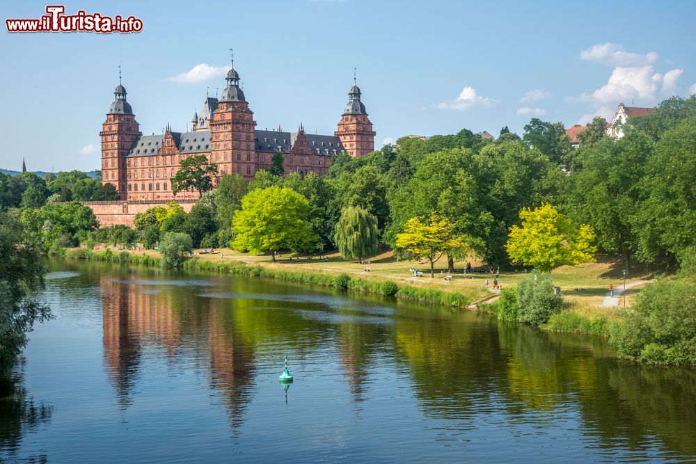 Immagine La città di Aschaffenburg adagiata sulle sponde del fiume Meno, Germania. Si trova nel nord ovest bavarese, ai piedi dello Spessart, zona collinosa delimitata su tre lati dal Meno o dai suoi affluenti.